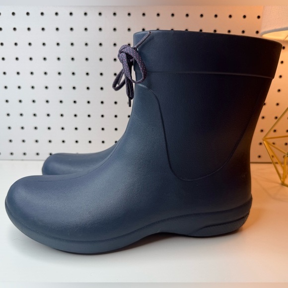 Women’s Crocs Freesail Shorty Rain Boot 203851 in Dark Navy Women's Size 8 - Picture 9 of 16